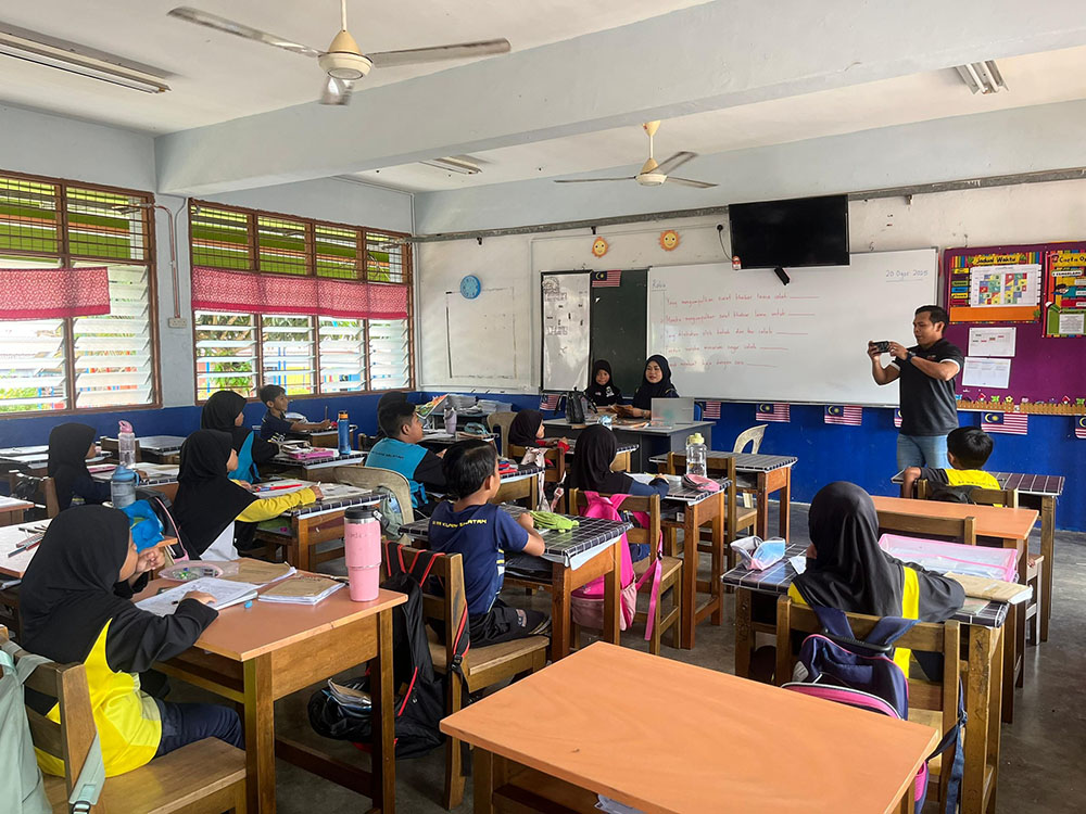 Majlis Penyerahan Sumbangan Wakaf Negeri Sembilan Muamalat di SK Air Kuning Selatan