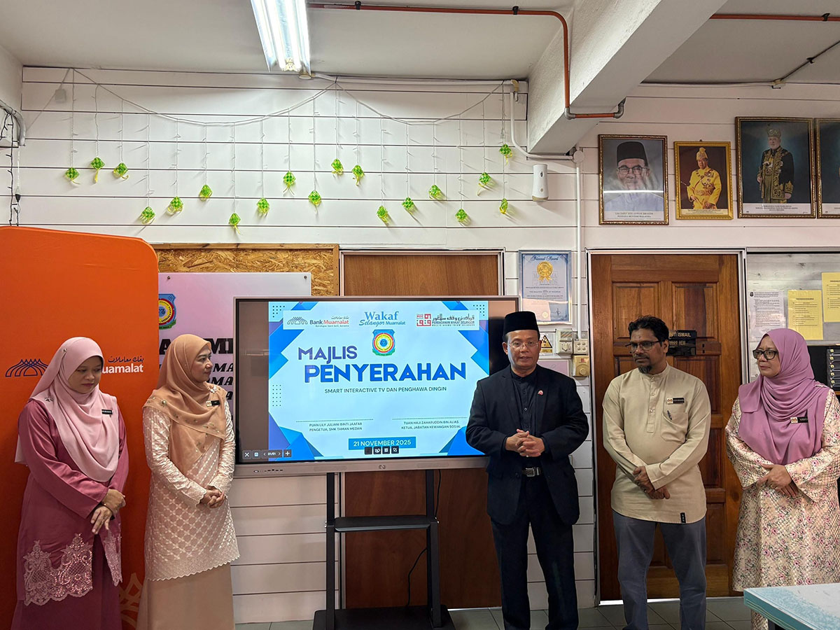 Majlis Penyerahan Sumbangan Wakaf Selangor Muamalat kepada Sekolah Menengah Kebangsaan Taman Medan